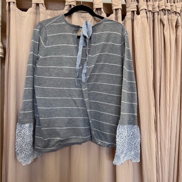 Heartloom open back bow sweater Size L - Picture 2 of 3